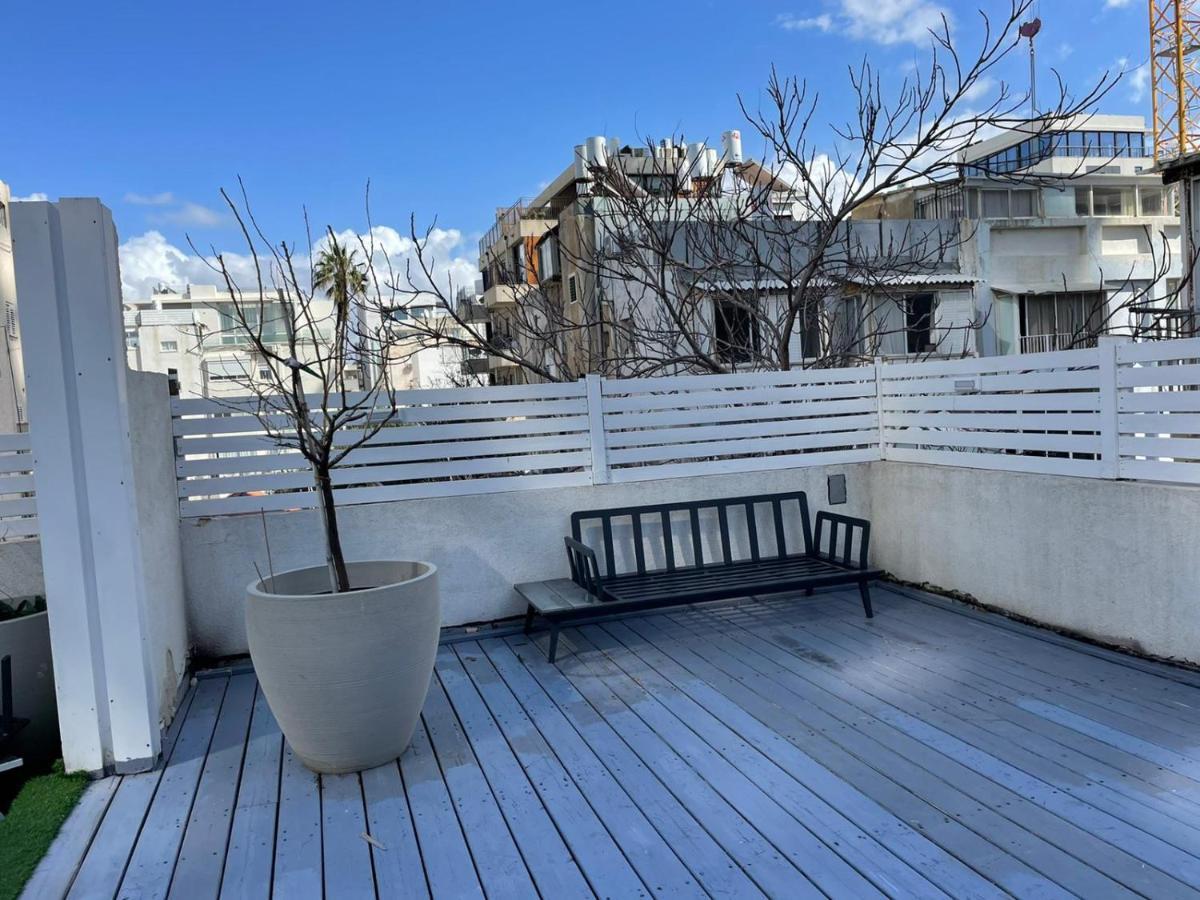Apartamento דירת סטודיו יפיפיה על גג ומרפסת שמש ברחוב הירקון Tel Aviv Exterior foto